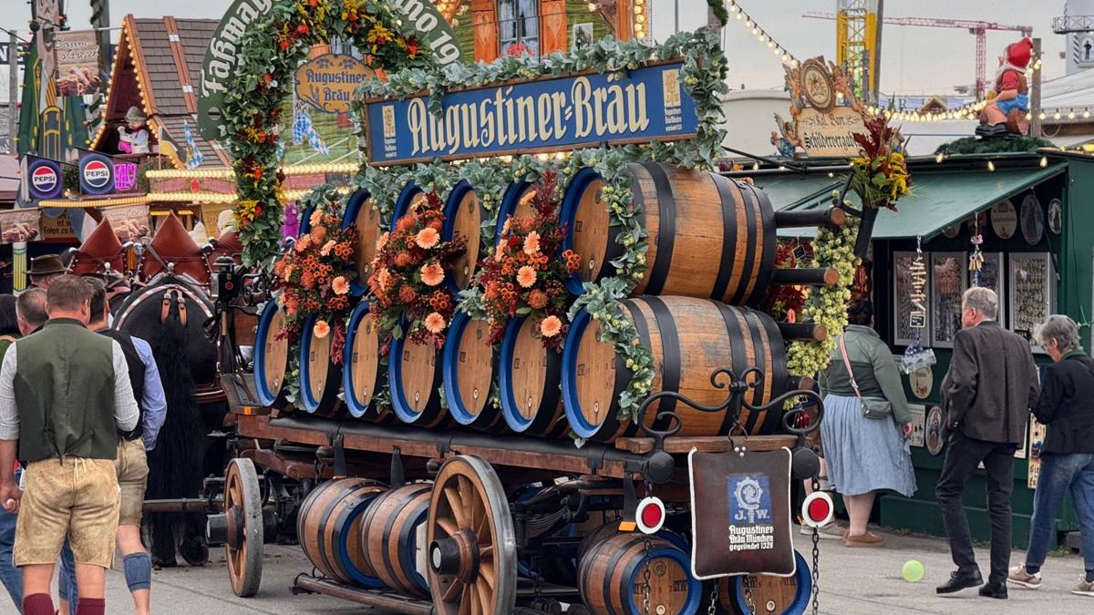 The Augustiner wagon, loaded with wooden barrels, at the Wiesn.
